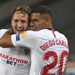 Luuk de Jong y Diego Carlos