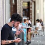 Gente fumando en la calle. Tabaco?