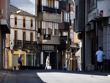 GRAF4344. CANTALEJO, 22/08/2020.- Cantalejo (Segovia) ha iniciado este sábado su nueva condición de municipio aislado a causa de la covid-19 con sus calles tan vacías como en la época del estado de alarma y una gran preocupación por el comercio local y la hostelería de la zona. La Junta de Castilla y León anunció este viernes la orden de aislamiento que ha entrado en vigor este sábado por un periodo de 14 días, mientras espera la ratificación judicial sobre la que un magistrado deberá pronunciarse en las próximas horas. Esta medida busca frenar la propagación del virus en la Zona Básica de Salud de Cantalejo, donde hay una tasa de 61,18 positivos por cada 10.000 tarjetas y 59 casos confirmados por PCR. La principal novedad que introduce esta orden es la restricción de la libre entrada y salida de personas a los municipios salvo excepciones justificadas como ir a trabajar, cuidar a personas dependientes u otras necesidades de fuerza mayo El miedo vacía Cantalejo y Carrascal del Río (Segovia) en primer día aislados