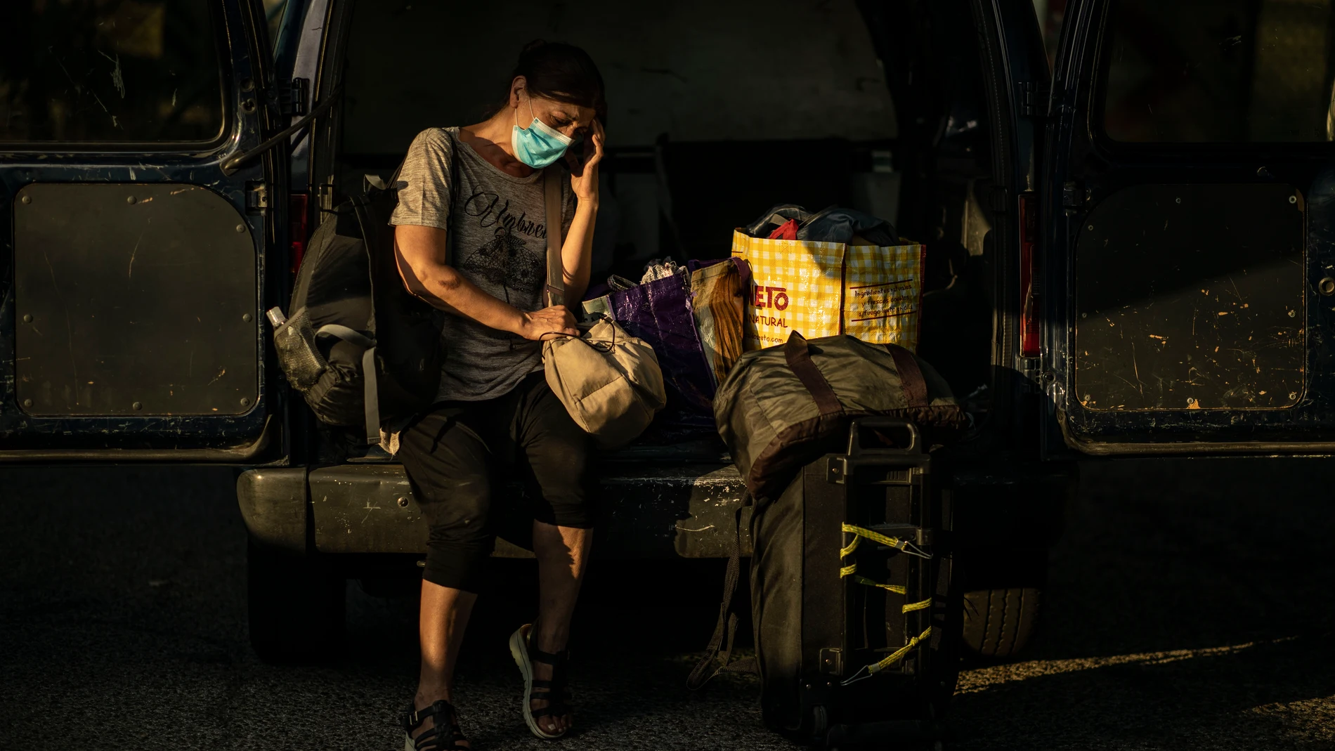 Lola, en la calle tras serle denegado el IMV con sus pertenencias en la furgoneta de su amigo Karim