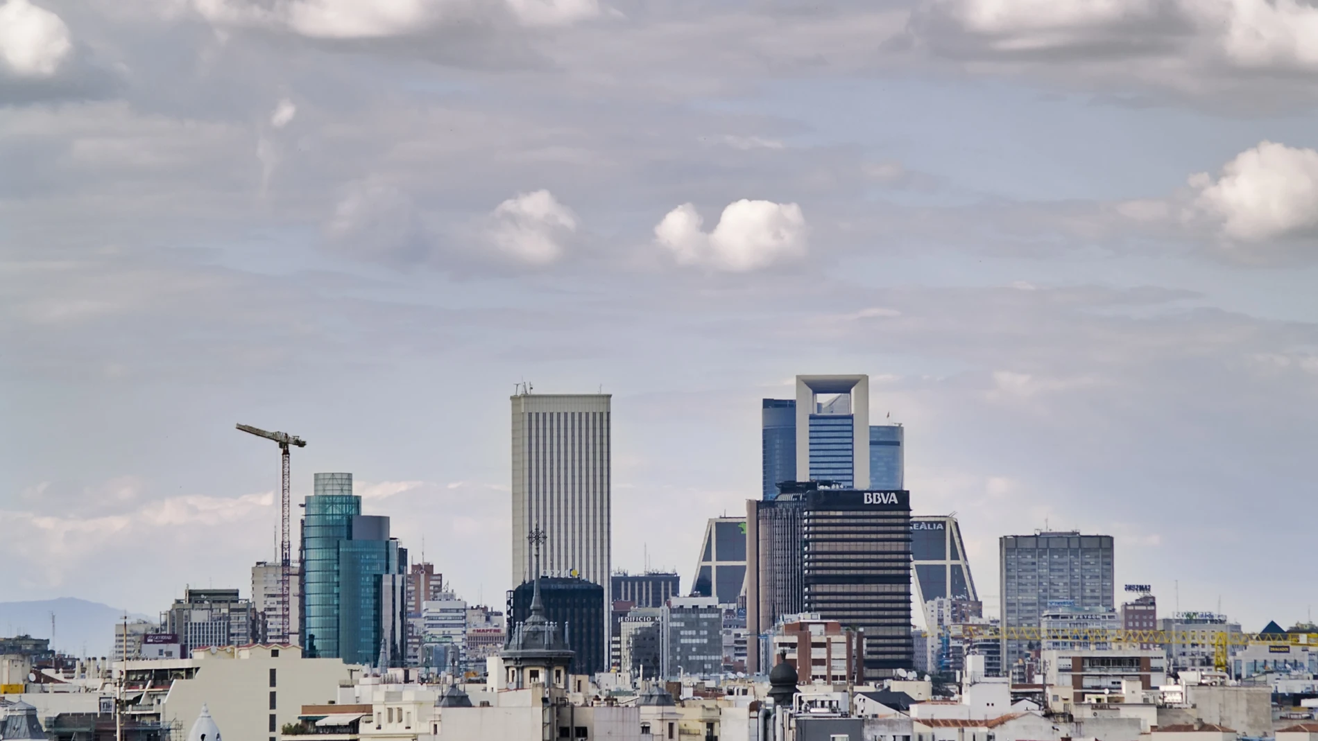 Imagen de Madrid con los rascacielos de oficinas al fondo