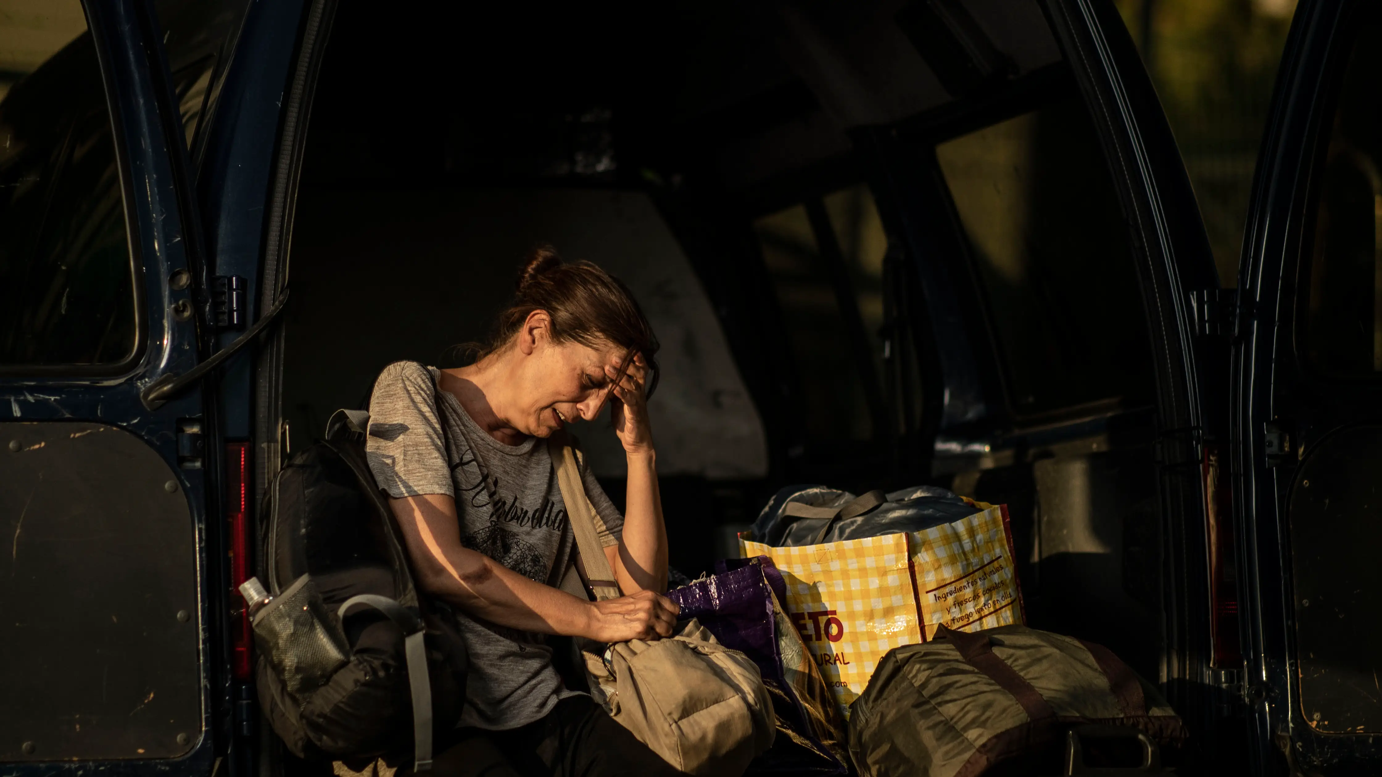 Lola, en la calle tras serle denegado el IMV con sus pertenecias en la furgoneta de su amigo Karim.