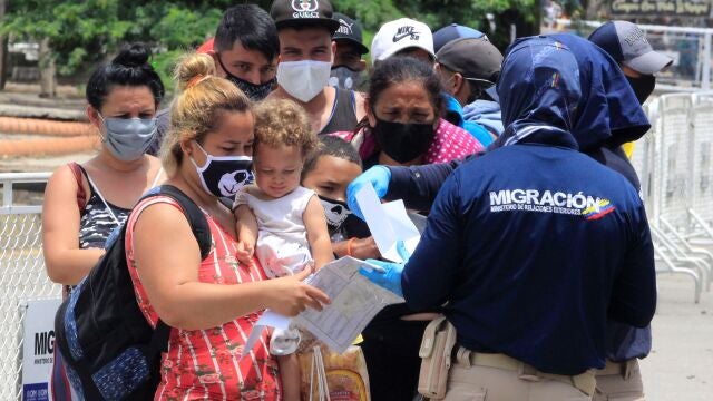 CUC600 CÚCUTA (COLOMBIA), 21/08/2020.- Funcionarios de Migración Colombia realizan controles este viernes sobre el puente que une a las poblaciones de Cúcuta (Colombia) y San Antonio del Táchira (Venezuela). Unos 200 retornados venezolanos pudieron atravesar este viernes el puente internacional Simón Bolívar, principal paso fronterizo con Colombia, a pesar de la supuesta restricción de ingreso ordenada por las autoridades de ese país por motivos sanitarios relacionados con la COVID-19. EFE/Mario Caicedo