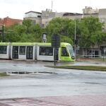 El aforo de plazas sentadas en el tranvía y autobuses urbanos se reduce a la mitad desde este domingo