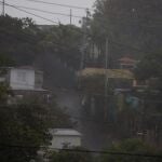 AME9909. GUAYAMA (PUERTO RICO), 22/08/2020.- Fotografía de una calle sola en medio de la lluvia debido al paso de la tormenta Laura hoy, en Guayama, sur de Puerto Rico. La tormenta tropical Laura está descargando fuertes lluvias sobre "porciones" de Puerto Rico y más tarde pasará cerca o sobre la Española (República Dominicana y Haití), mientras al otro lado del Caribe la tormenta Marco se ha fortalecido entre Cuba y México cerca del canal de Yucatán y podría convertirse hoy en huracán. Las dos tormentas tienen a una gran parte del Caribe en alerta y también a estados de EE.UU. como Luisiana, Misisipi, Alabama y Texas, donde, según los patrones de trayectoria del Centro Nacional de Huracanes, pueden impactar a principios de la semana entrante. EFE/ Thais Llorca