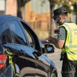 La Guardia Civil controla los accesos y salidas de Cantalejo (Segovia)
