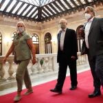 Los expresidentes del Parlament Joan Rigol, Ernest Benach y Núria de Gispert, este lunes en el Parlamnt donde han presentado una solicitud de indulto para la también expresidenta de la cámara catalana Carme Forcadell, en prisión por su implicación en el procés.