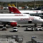 Aviones de Iberia Express en la terminal T4 del Aeropuerto de Madrid-Barajas Adolfo Suárez de Madrid