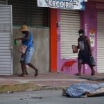 MEX6027.TAPACHULA(MÉXICO), 23/08/2020.- Vista del cuerpo sin vida de un migrante haitiano que falleció hoy domingo en el interior de su casa, de muerte natural y que tras permanecer casi nueve horas al interior del domicilio donde rentaba, sus compañeros de la misma nacionalidad tuvieron que sacarlo a la calle debido a que ninguna autoridad se izo presente para el levantamiento en Tapachula, estado de Chiapas (México). EFE/Manuel Blanco