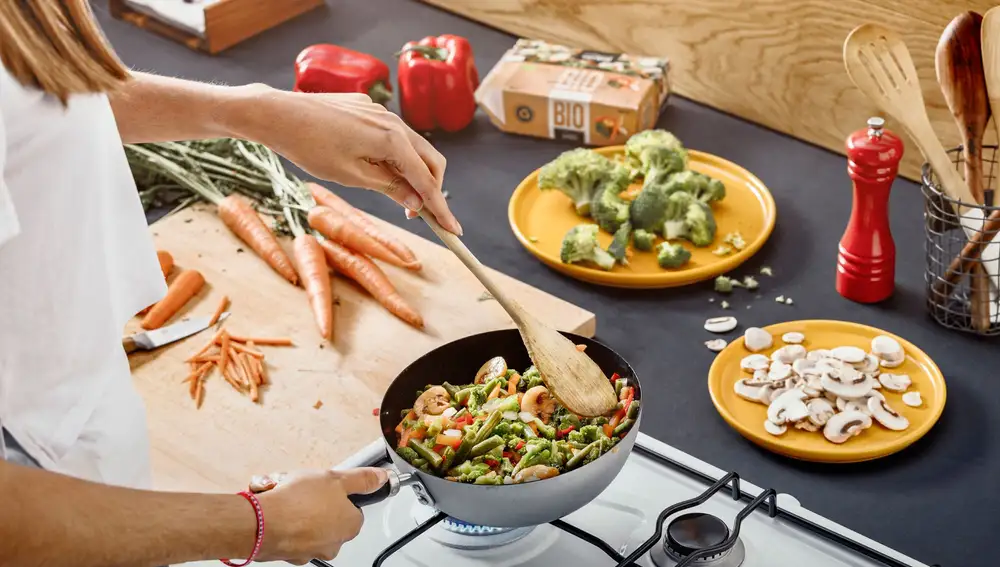 Para sacar provecho de los nutrientes de muchas de las verduras, es necesario cocinarlas