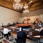 El presidente de la Generalitat, Quim Torra junto a su ejecutivo al inicio de la reunión extraordinaria que celebra el gobierno catalán para aprobar el plan del curso escolar 2020-2021.