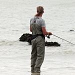 La pesca deportiva cada vez cuenta con más aficionados.