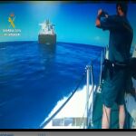 La embarcación de la Guardia Civil se aproxima al buque donde se produjo la agresión