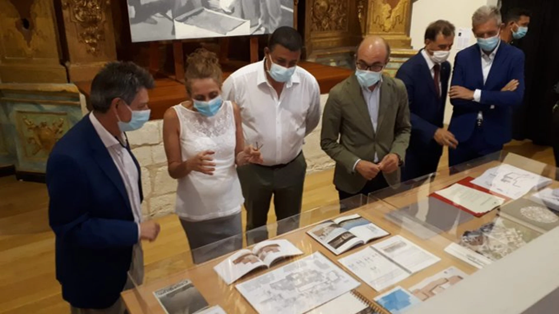 Visita del consejero de Cultura, Javier Ortega, a la exposición abulense