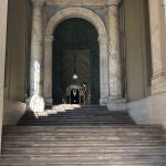 Acceso al Patio San Dámaso del Palacio Apostólico en el Vaticano