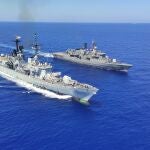 El destructor italiano ITS Durand De La Penne, a la izquierda junto a las fragatas turcas TCG Goksu y TCG Fatih en los ejercicios en el Mediterráneo oriental