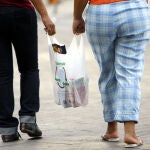 Dos mujeres sujetan una bolsa de la compra