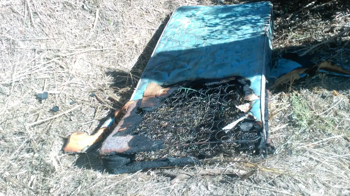 Colchón quemado que provocó el incendio del mes de junio en una zona próxima al centro de menores de Casa de Campo