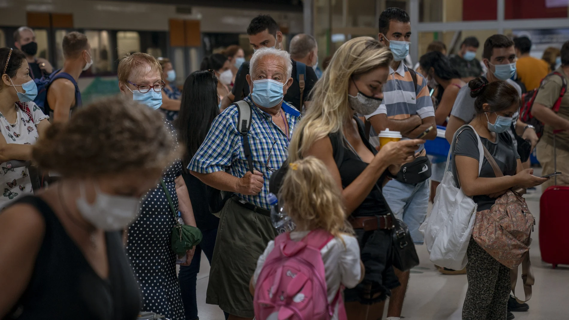 Llevar mascarilla se ha convertido en una rutina más para los españoles