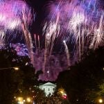 Espectáculo de fuegos artificiales detrás de la Casa Blanca y el Monumento a Washington después de que el presidente de los Estados Unidos, Donald J. Trump, pronunciara su discurso durante la última jornada de la Convención Nacional Republicana (RNC) en Washington