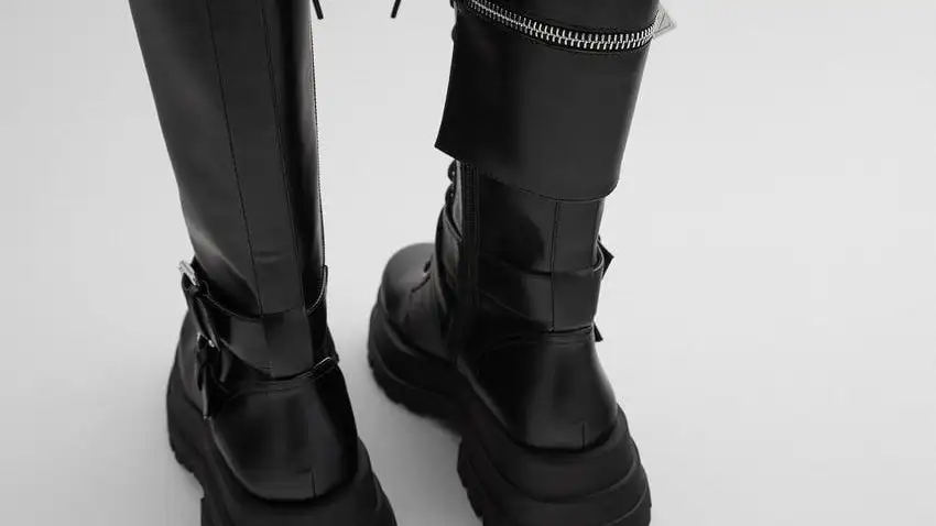 Botas militares clon de Prada en Zara.