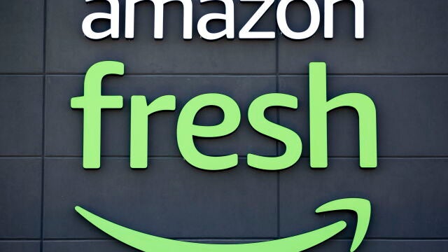 Logo de Amazon Fresh en la entrada de una tienda física de la compañía en Estados Unidos