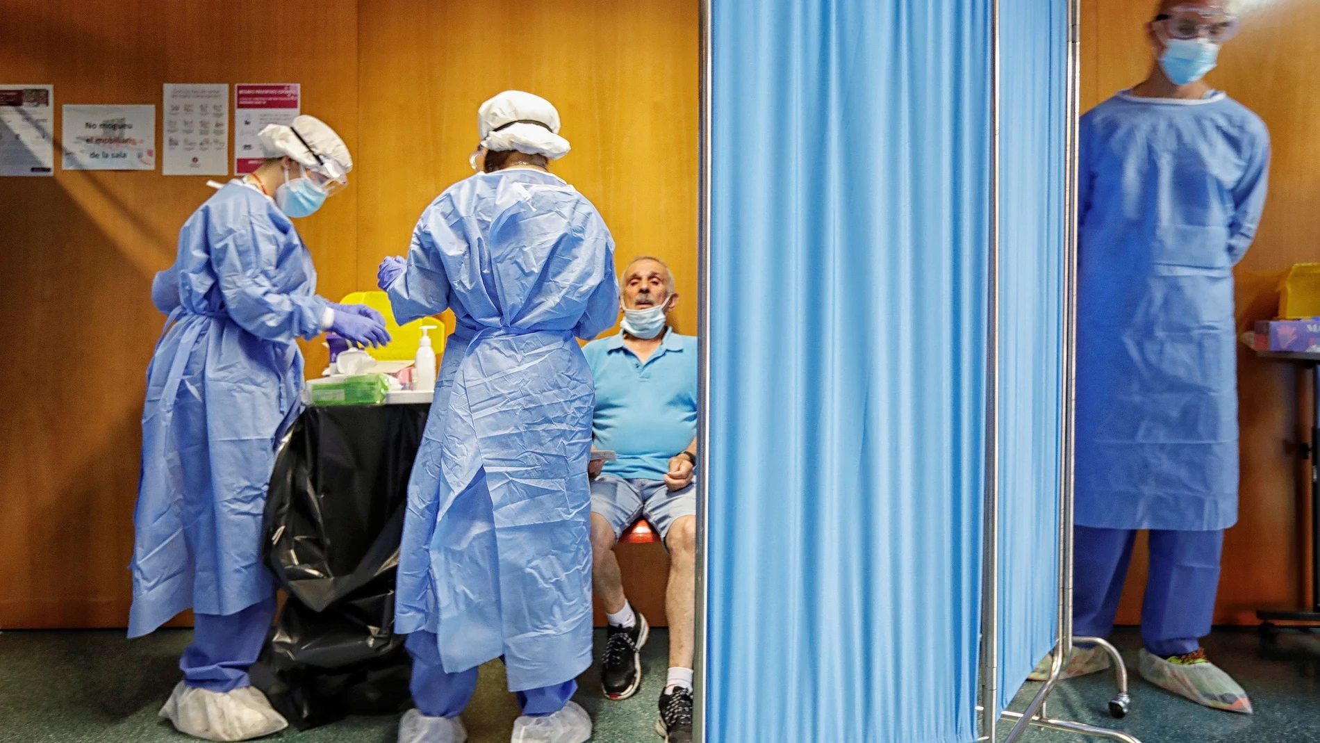 En la imagen, una prueba PCR en un cribado masivo en Vilafranca del Penedès. EFE/ Susanna Sáez