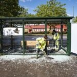 Un grupo de funcionarios limpia los destrozos tras una noche de disturbios en la sureña ciudad de Malmö