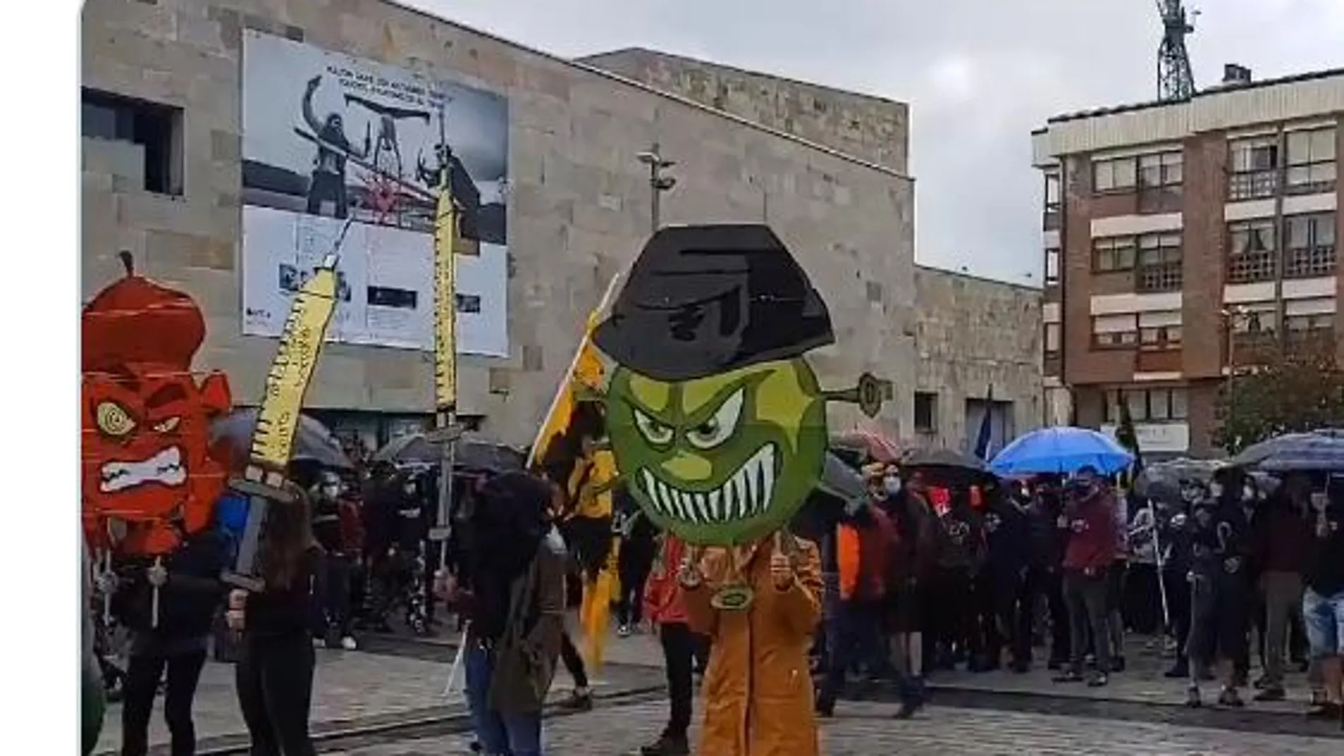 Figuras grotescas contra la Guardia Civil en la cabeza de la manifestación