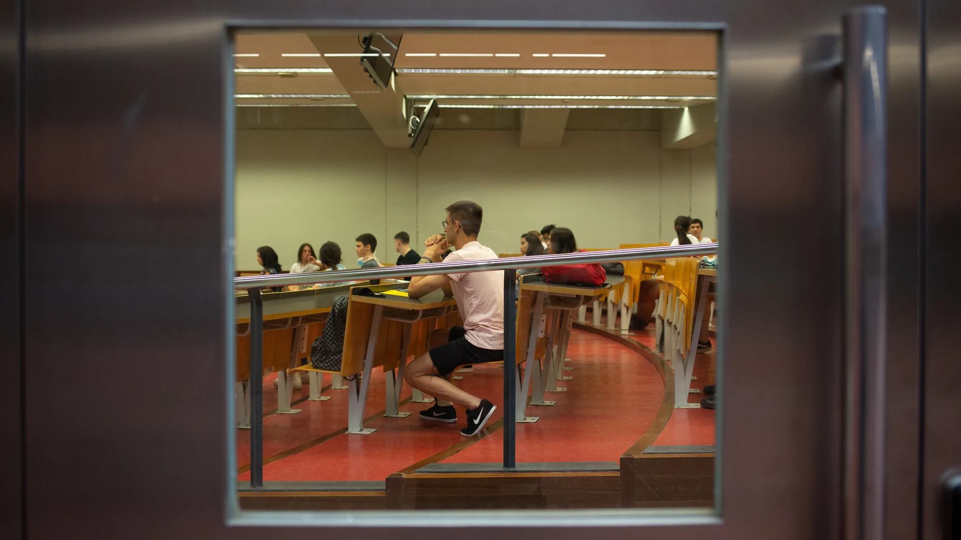Estudiantes de la Universidad Pompeu Fabra minutos antes de comenzar los exámenes de las Pruebas de Acceso a la Universidad (PAU), en el Campus Ciutadella en Barcelona a 7 de julio de 2020.
