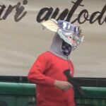 Uno de los manifestantes llevaba una réplica en plástico de un subfusil