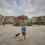 Un hombre pasea por la Plaza del Castillo de Pamplona - Archivo.EDUARDO SANZ / EUROPA PRESS30/08/2020