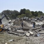 Personal de seguridad limpia la zona de una atentado suicida en la provincia de Balkh, en Afganistán, en una foto de archivo