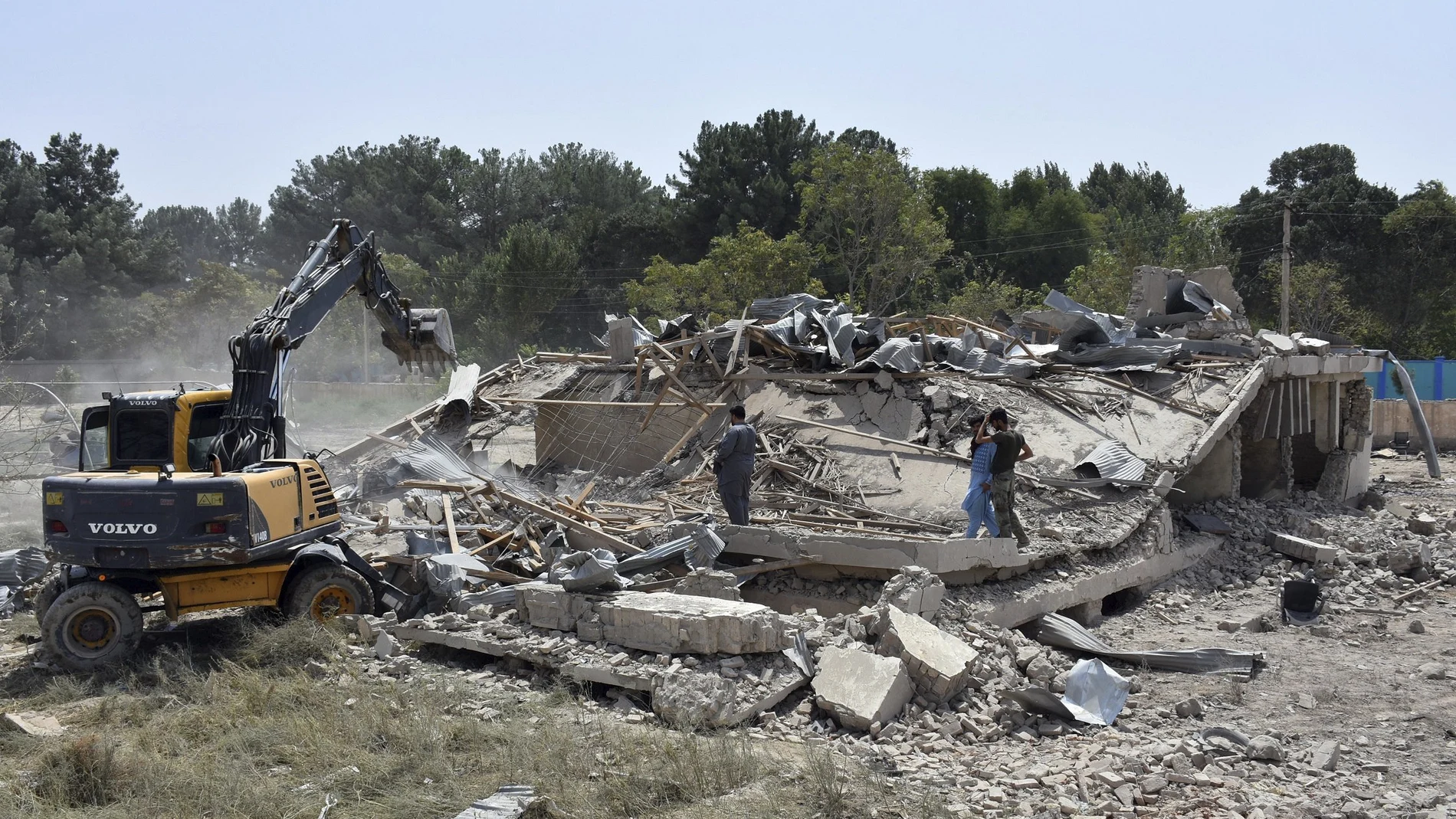 Personal de seguridad limpia la zona de una atentado suicida en la provincia de Balkh, en Afganistán, en una foto de archivo
