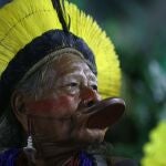 AME1630. RÍO DE JANEIRO (BRASIL), 31/08/2020.- Fotografía de archivo fechada el 25 de febrero de 2017 que muestra al cacique Raoni de la etinia Xingu, mientras participa en un desfile del Carnaval de Río, en el sambódromo de Río de Janeiro (Brasil). El histórico cacique indígena brasileño Raoni, de 89 años, dio positivo por coronavirus y fue hospitalizado, aunque está "fuera de peligro", sin fiebre y con respiración normal, informó este lunes el instituto que lleva su nombre. EFE/Marcelo Sayão