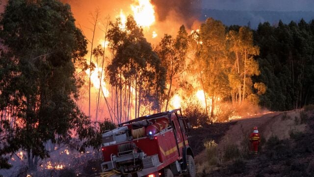 Miembros de la UME trabajando en el incendio de la localidad de Almonaster la Real
