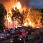 Miembros de la UME trabajando en el incendio de la localidad de Almonaster la Real
