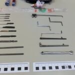 Ganzúas y herramientas para forzar cerraduras incautadas a los ladrones de un piso en San Blas