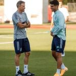 Marco Asensio charla con el seleccionador, Luis Enrique, en la concentración de España