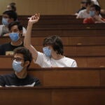 Unos alumnos se examinan en la Facultad de Física