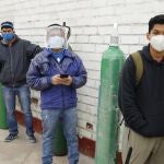 Un grupo de personas hace cola para poder recargar sus bombonas de oxígeno.MARIANA BAZO / ZUMA PRESS / CONT01/09/2020