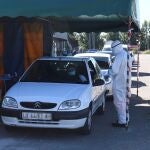 Empleados del sector sanitario realizan pruebas PCR a varios ciudadanos desde sus coches en León