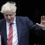 El primer ministro británico ayer a su salida de Número 10 para acudir a su cita con Los Comunes en la vuelta a la actividad política tras el parón del verano