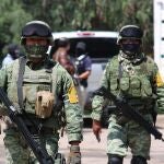 AME2127. SAN ANTONIO DE MORALES (MÉXICO), 02/09/2020.- Efectivos del Ejército Mexicano y Guardia Civil realizan operativos el 1 de septiembre en la comunidad de San Antonio de Morales, en el estado de Guanajuato (México). El Gobierno de México prevé en 2020 un nuevo récord de homicidios dolosos registrados, con una proyección de 40.863 asesinatos pese a la reducción de la movilidad ocasionada por la pandemia de la COVID-19. Esa es la cifra que aparece en el informe del segundo año de mandato del presidente Andrés Manuel López Obrador. EFE/STR