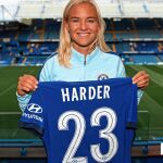 Pernille Harder posa con la camiseta del Chelsea.