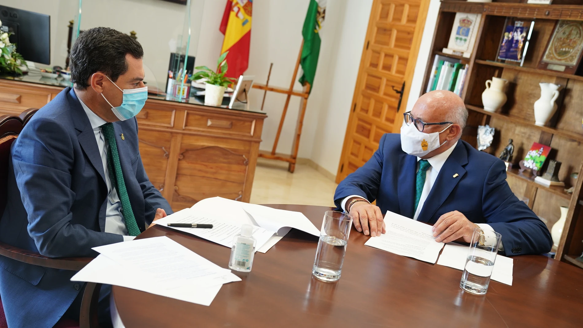 Juanma Moreno en su reunión con Jorge Jiménez en La Rambla (Córdoba)