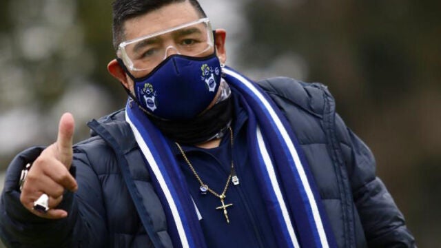 Diego Maradona, en unentrenamiento de Gimnasia, con mascarilla y gafas protectoras.