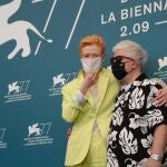 Pedro Almodovar y Tilda Swintonen el Festival de Venecia, donde han presentado "La voz humana"