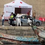 Varias personasobservan este jueves los barcos confiscados en el muelle de Arguineguín, Gran Canaria, donde esperan ubicación más de 150 inmigrantes. Canarias recibió en los ocho primeros meses del año 3.933 inmigrantes llegados a sus costas o rescatados en aguas de su entorno en 136 pateras o cayucos, casi siete veces más que en el mismo período de 2019 (3.349 más, +573,5 %), según datos del Ministerio del Interior a 31 de agosto. EFE/ Quique Curbelo
