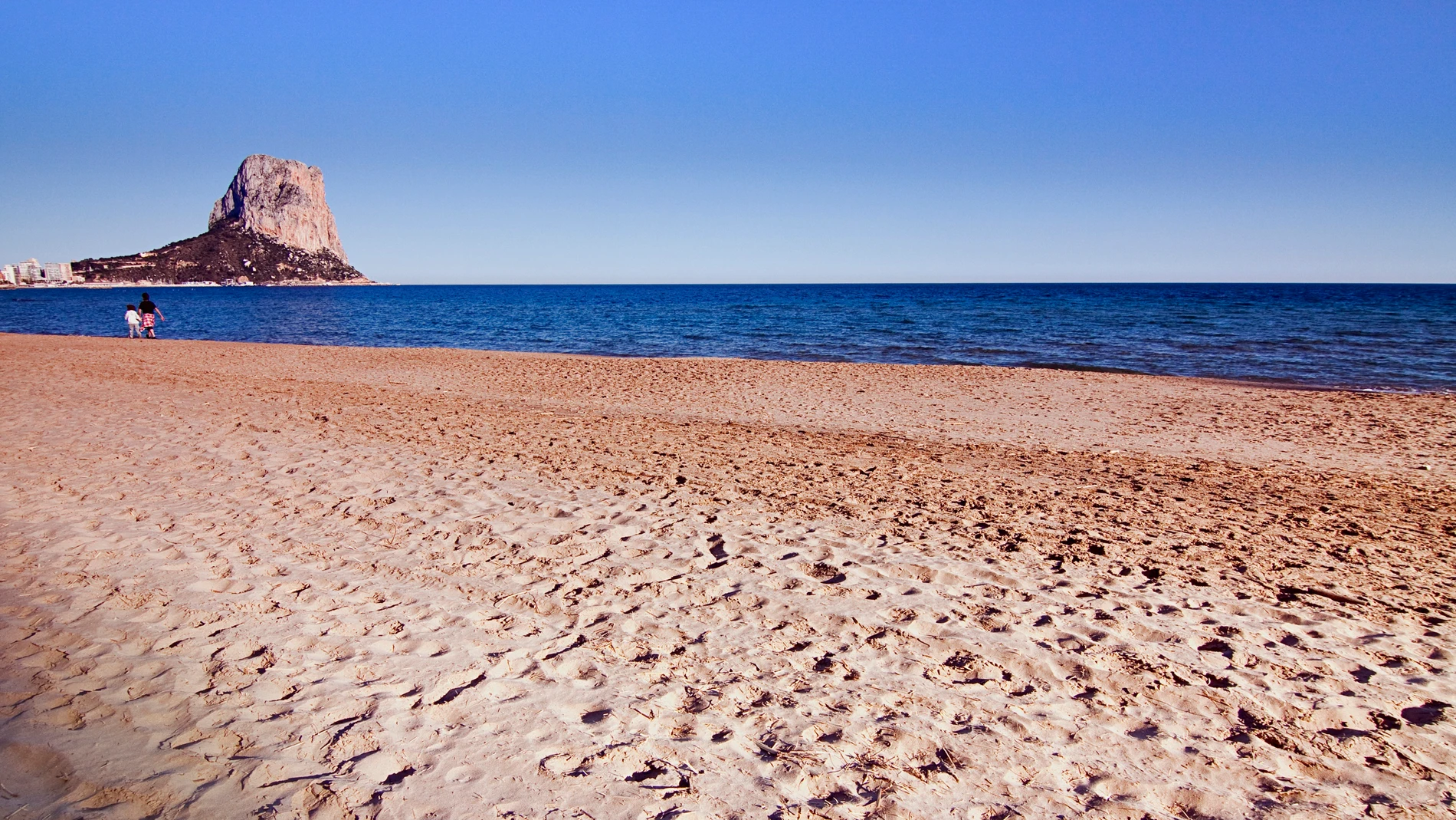 Coronavirus.- Detectado un brote de 19 casos en Calpe en un grupo de jóvenes que estaban de vacaciones